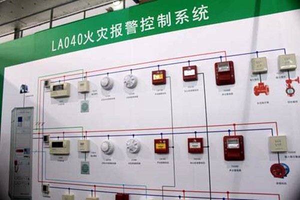 出現(xiàn)火警時(shí)，樓宇控制系統(tǒng)如何快速做出反應(yīng)？